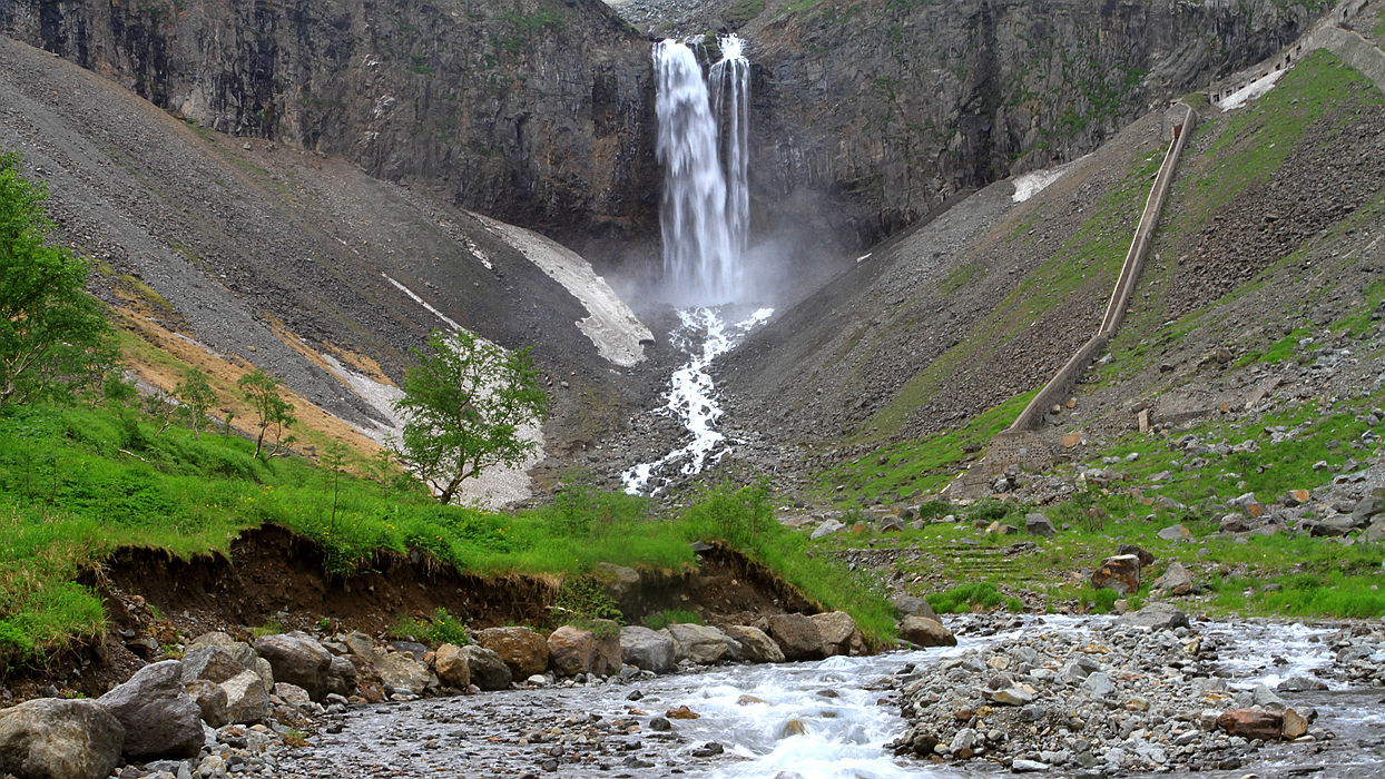 长白瀑布位于天池北侧,乘槎河尽头,乘槎河流到1250米处便形成落差为68