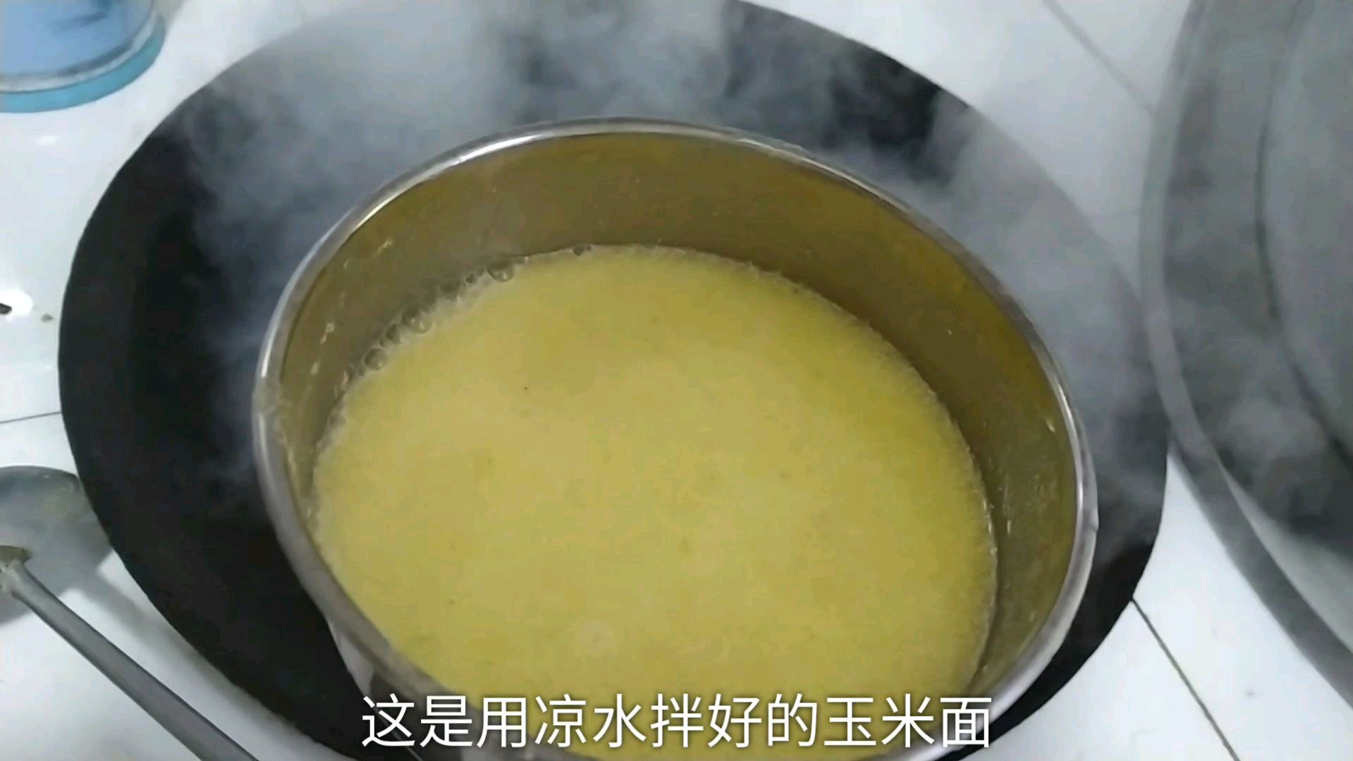 天冷了,小微熬一大锅红薯粥,一大家围一起喝粥暖暖的又开心