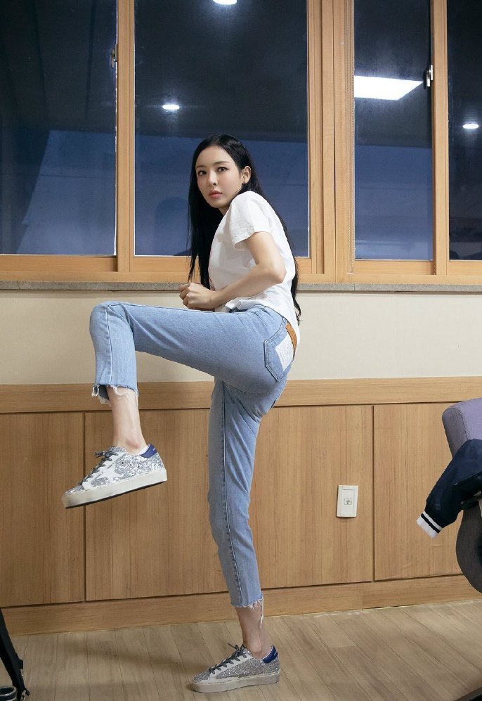 李多喜身材真让人心动,白t配牛仔裤也能穿出凹凸感,长腿超抢镜