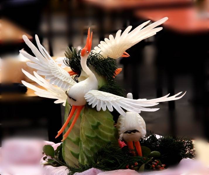 【五位美食雕刻师比赛,图五技惊四座,却是图四拿了冠军】第五位雕刻师