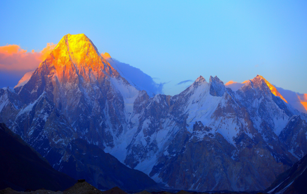远处是昆仑山,近一些的是青藏铁路,再近一点就是流淌下来的,清澈的