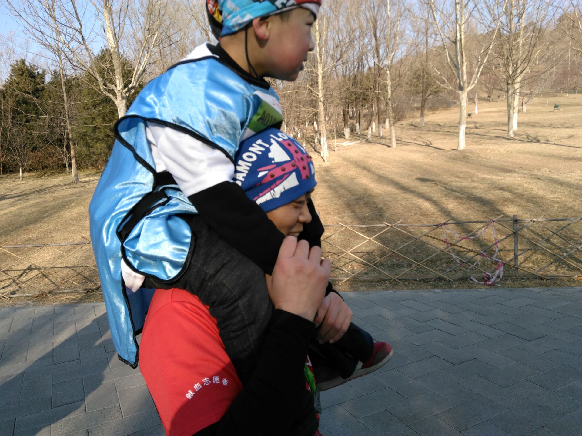 感动画面于小卫北京无障碍融合马拉松被听障儿童骑脖子