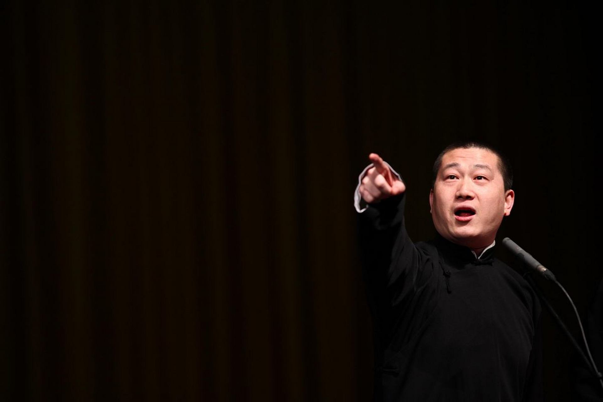 8月26青岛站,张鹤伦的相声专场与曹云金的专场撞车,同城同时不同