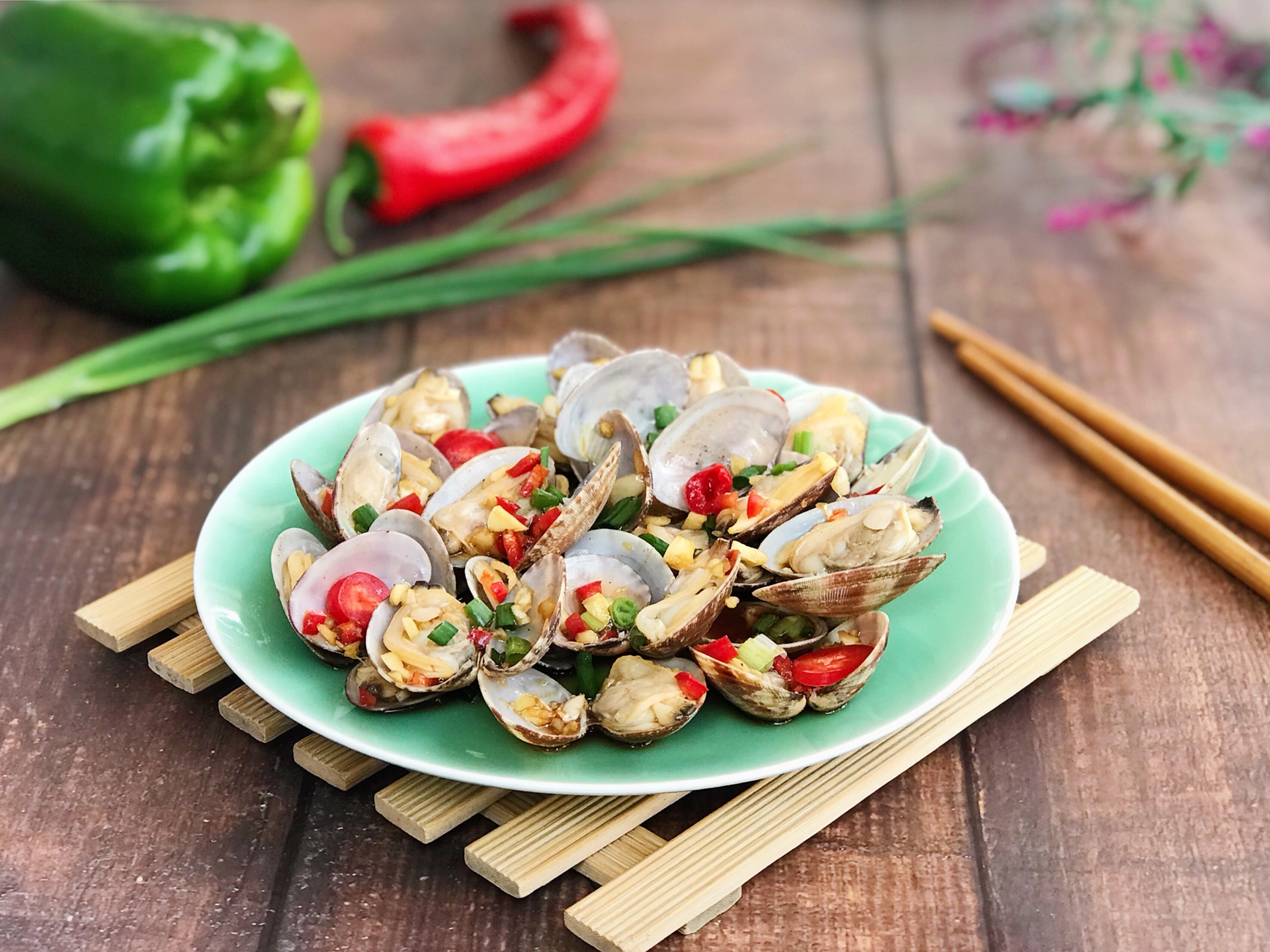 花甲别只会炒着吃,试试这种凉拌做法,酸辣爽口,下酒又下饭!