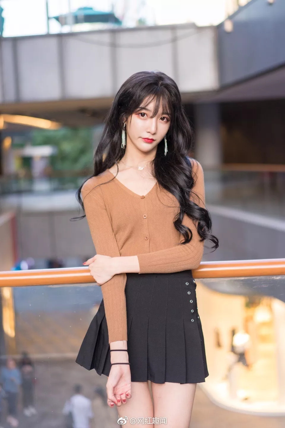 女装大佬abbily小哥哥最新写真来了,最后一张是别人偶遇的!