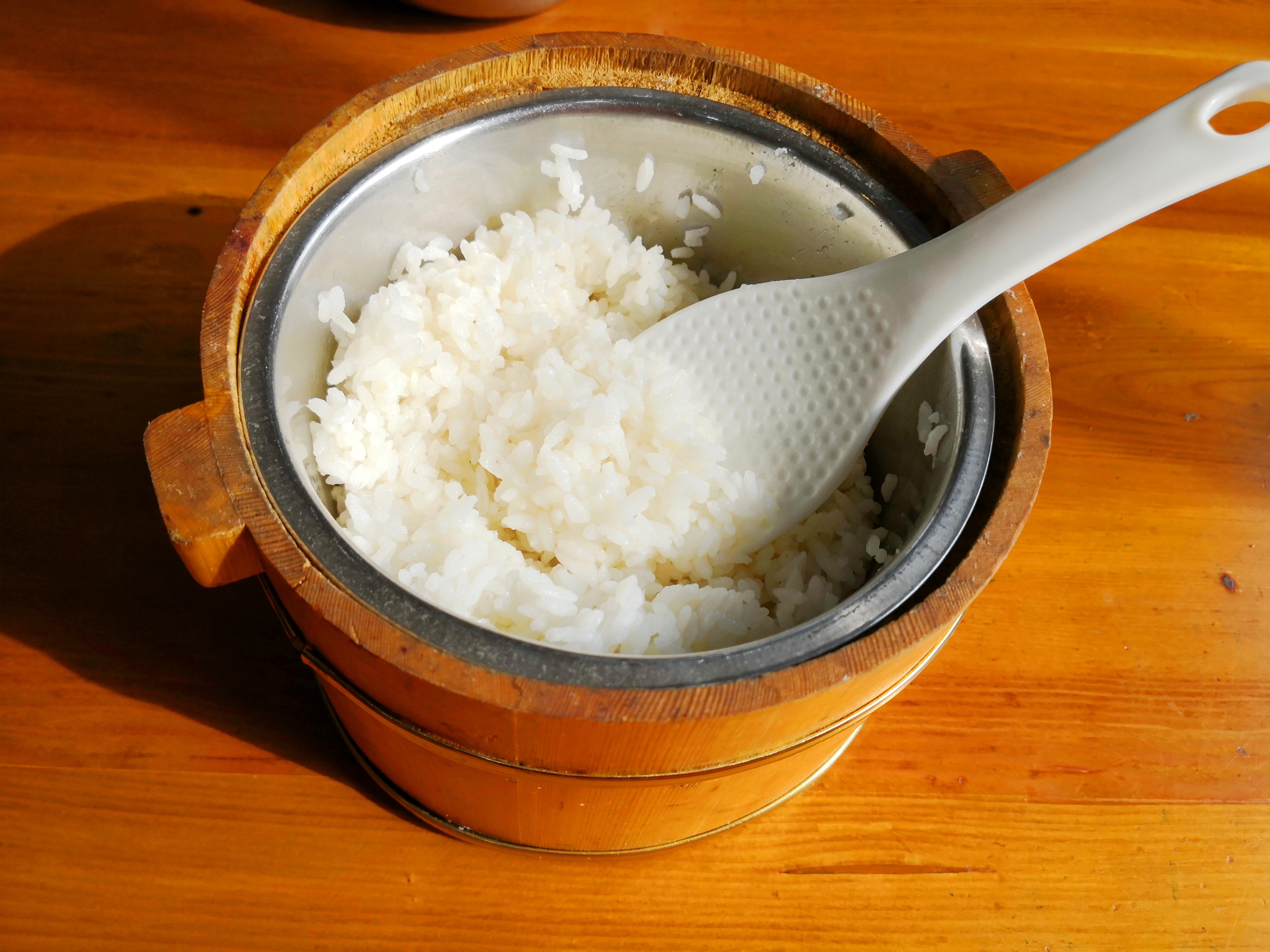 两道菜配上白米饭,用木桶装着的米饭别有一种淳朴的感觉,回归自然