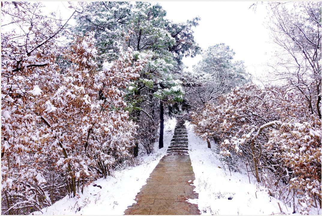 宣城敬亭山五峰雪景