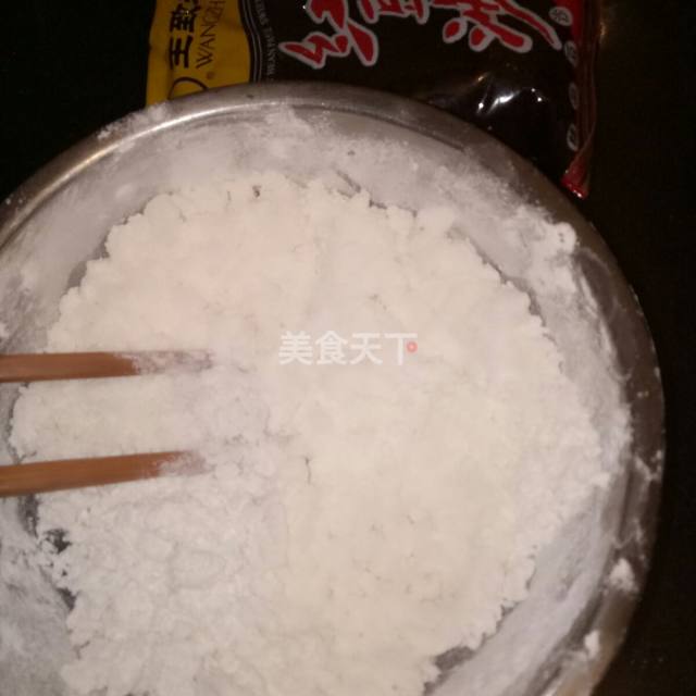 第1步,糯米粉和面粉混合,用沸水和面,用筷子搅成絮状.