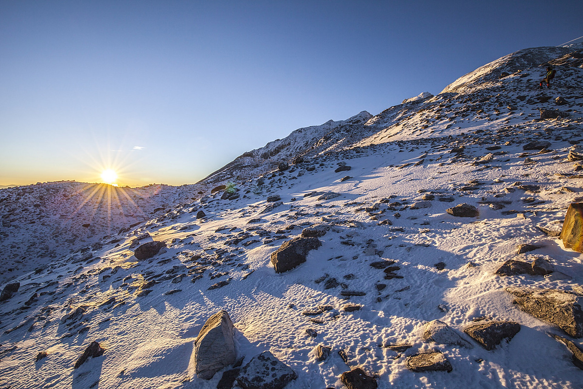 哈巴雪山,这座位于香格里拉市东南部的雪山,是云南藏区的一颗璀璨明珠