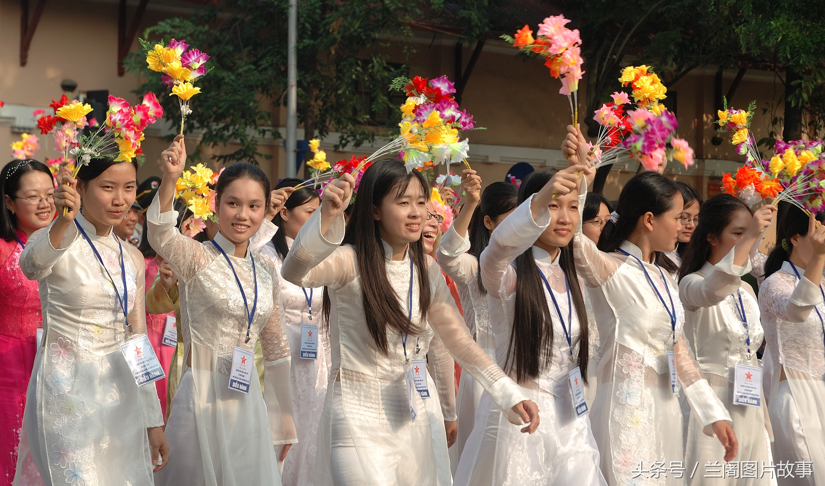 越南"奥黛"的起源和中国旗袍有关,你觉得奥黛漂亮吗?