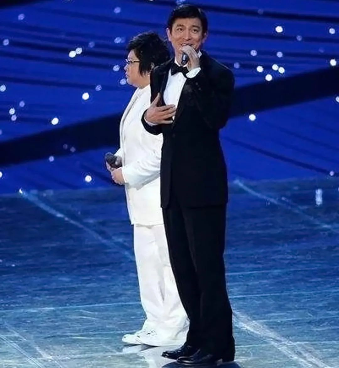 被称不是歌手的刘德华,在义演中压轴表演,又一次创造热度高峰