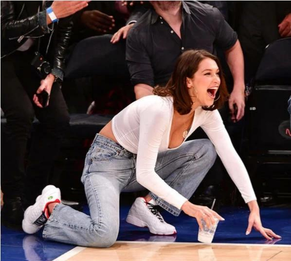 为什么维密超模贝拉被称为"最美尼克斯球迷"呢?