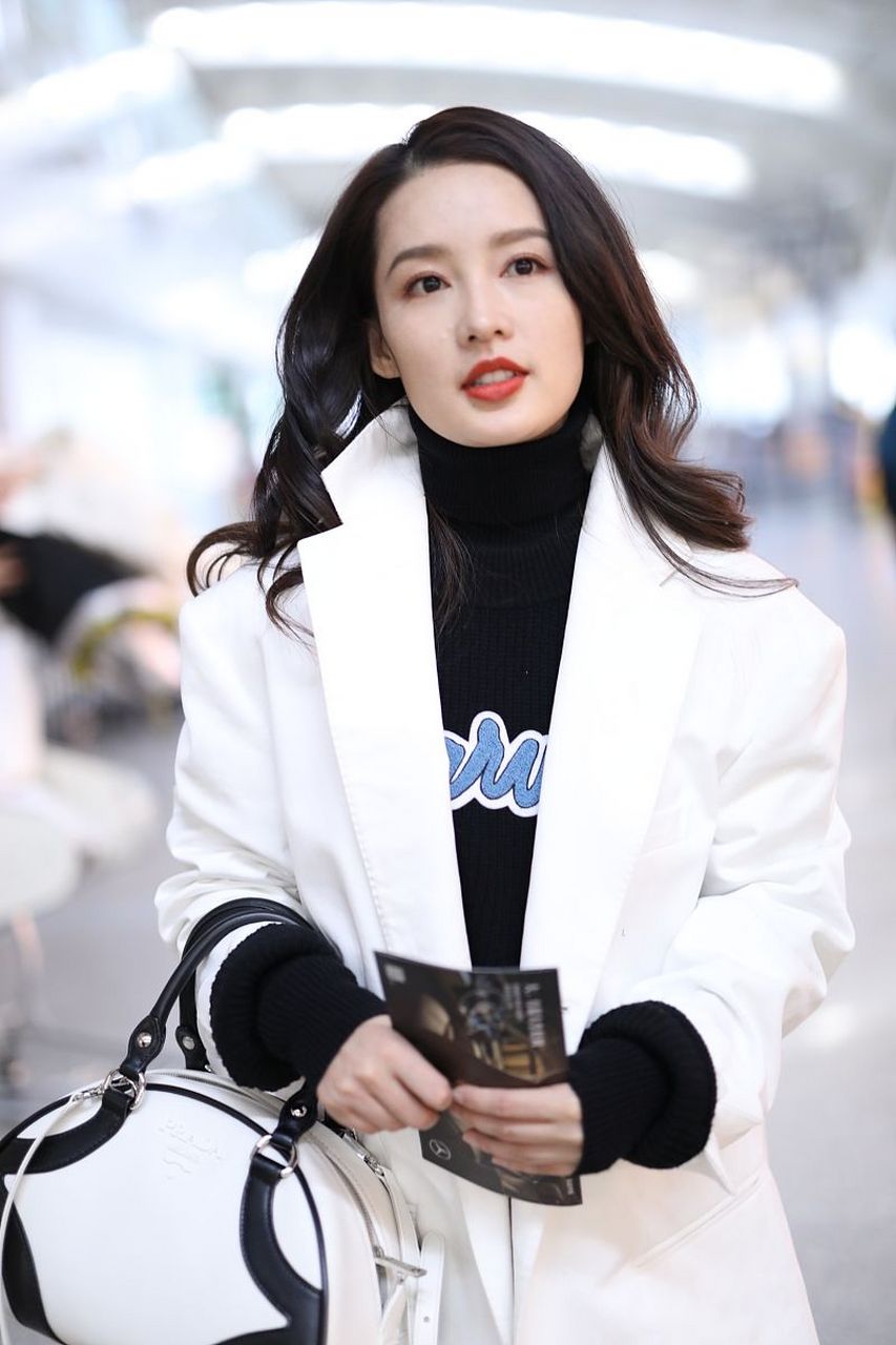 李沁凭借出色的演技和颜值,成为了众多粉丝的偶像.