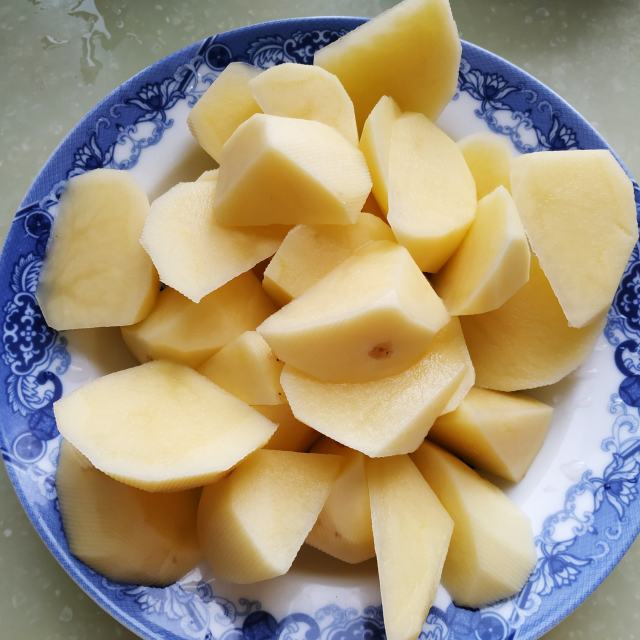第4步,土豆切滚刀块.