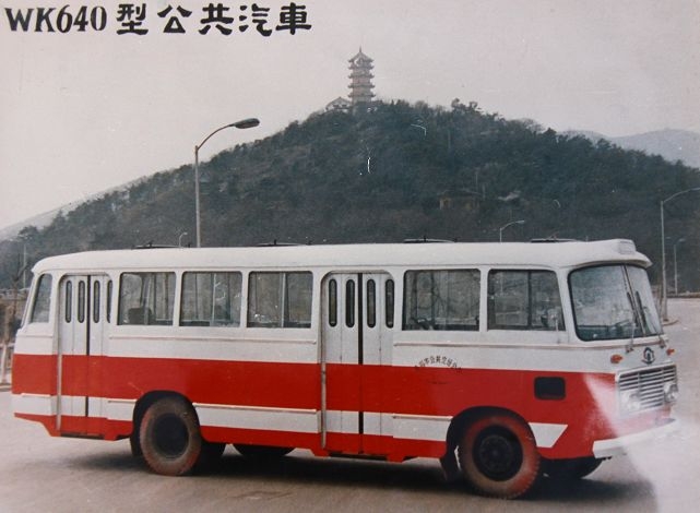 这是无锡各个时期的公交车,就是公交车的一部简史,你