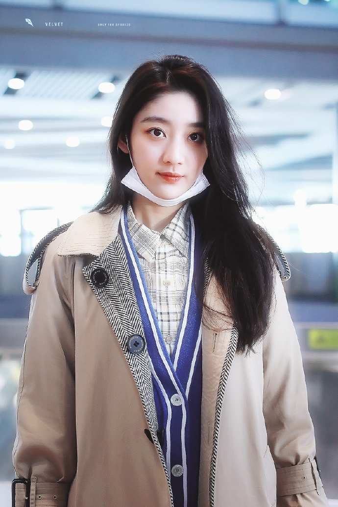 戚砚笛穿卡其色大衣现身机场,皮肤白皙面带微笑