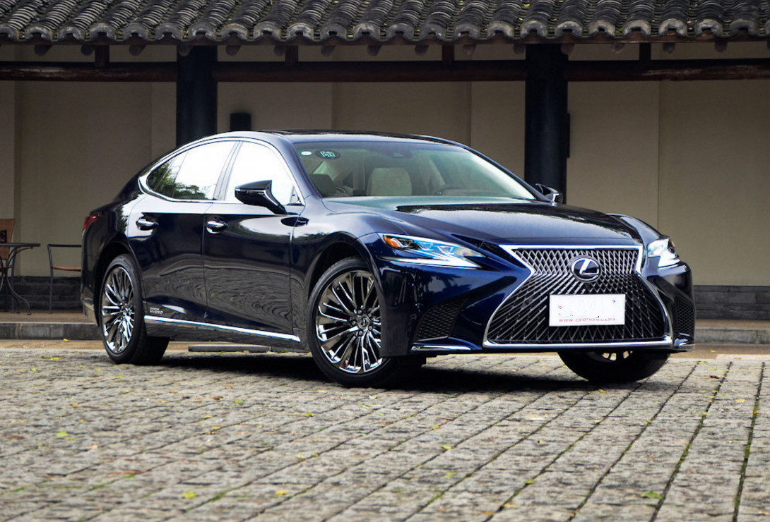 被誉"东方旗舰"轿车,档次直追奔驰s级,带12气囊尽显奢华!