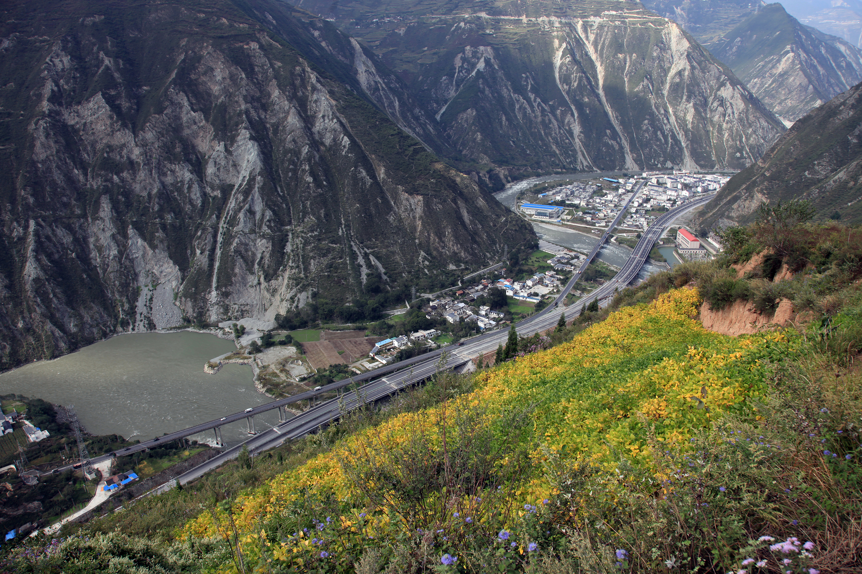 从都汶到汶马 云端天路成四川藏区康庄大道(3)