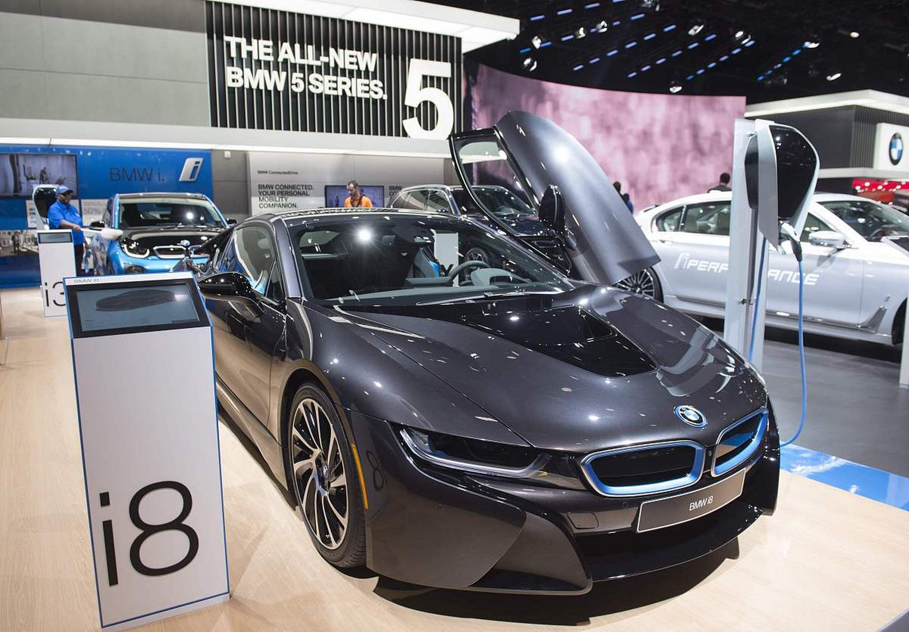 更聪明,更科技,看看宝马i8混动跑车的智能化亮点  在当今汽车行业中