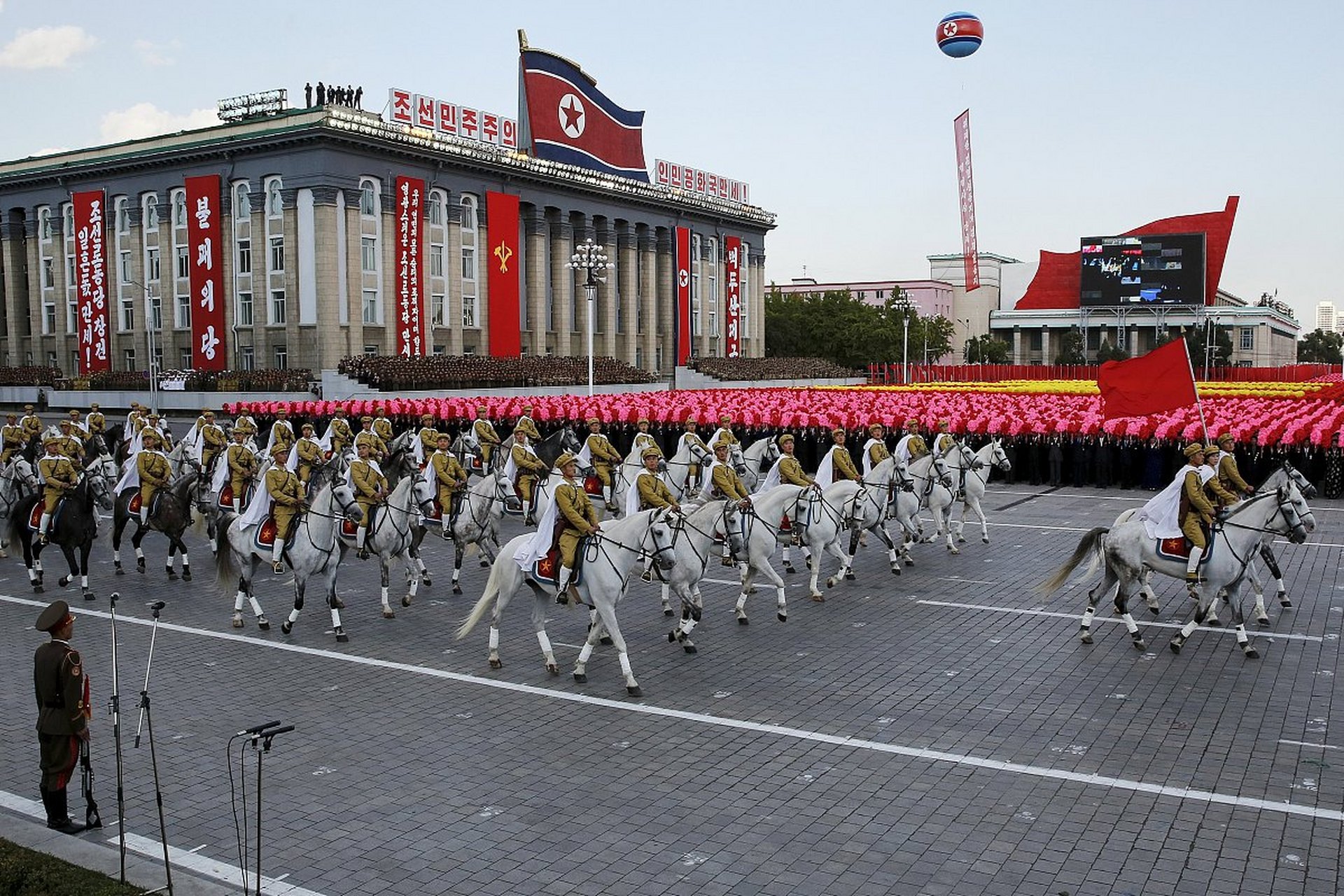 朝鲜阅兵式弹簧步图片