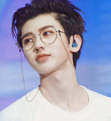 百分九旧证件照曝光 小鬼蔡徐坤都很帅 陈立农的简直不能忍