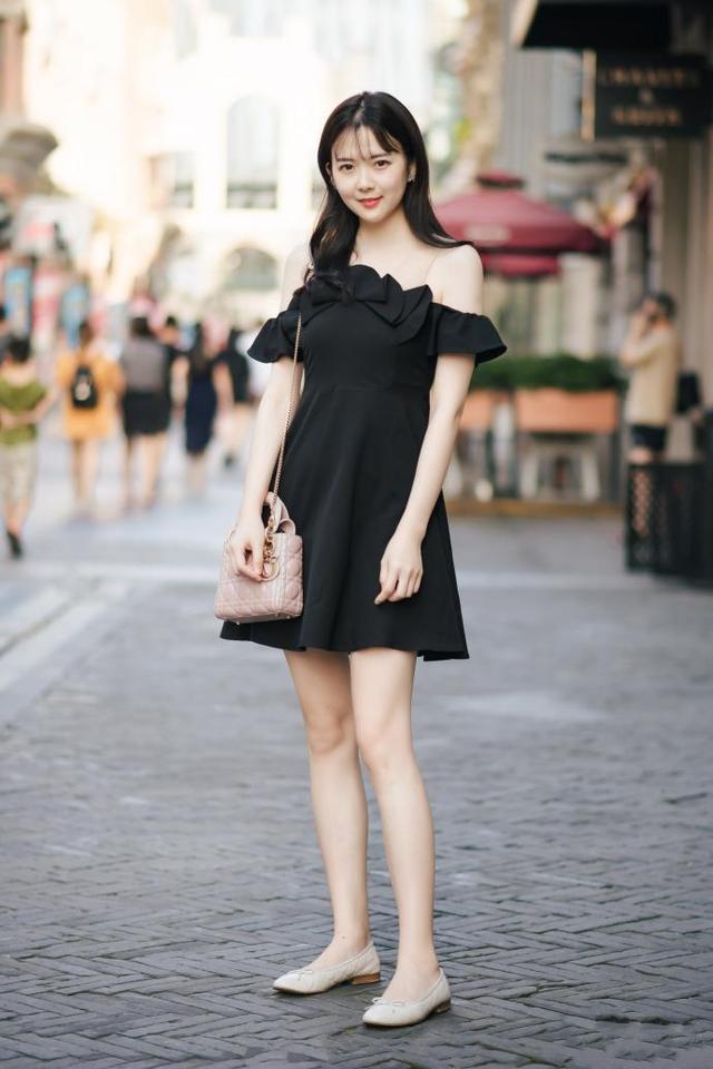 街拍:肌肤白皙,楚楚动人,搭配时尚露肩连衣短裙,让人羡慕不已