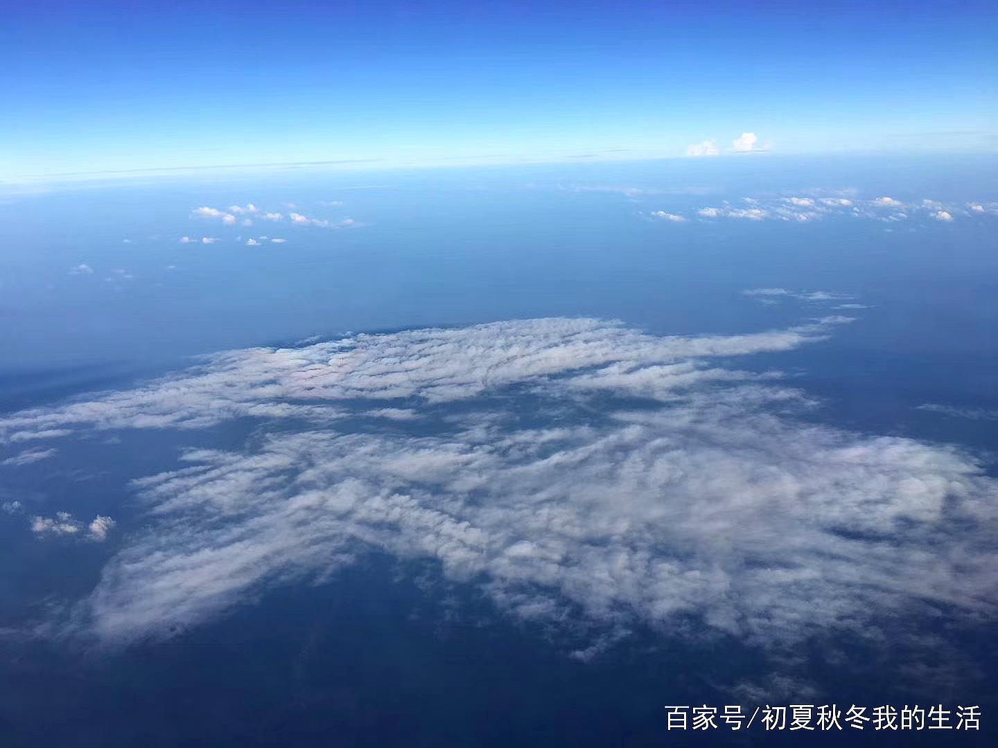 在云层中,俯视大地就像一幅山水油画,而天空之城的云海起伏延绵.
