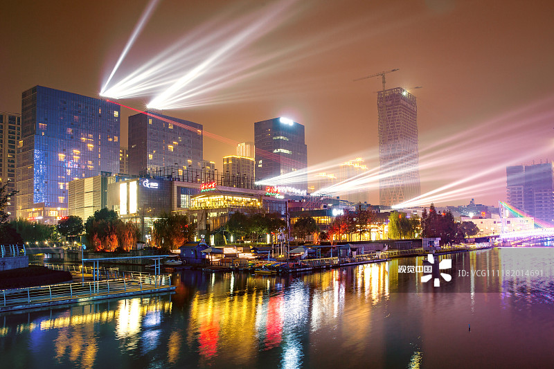 浙江宁波:灯光秀流光溢彩 光影绚丽如坠梦境