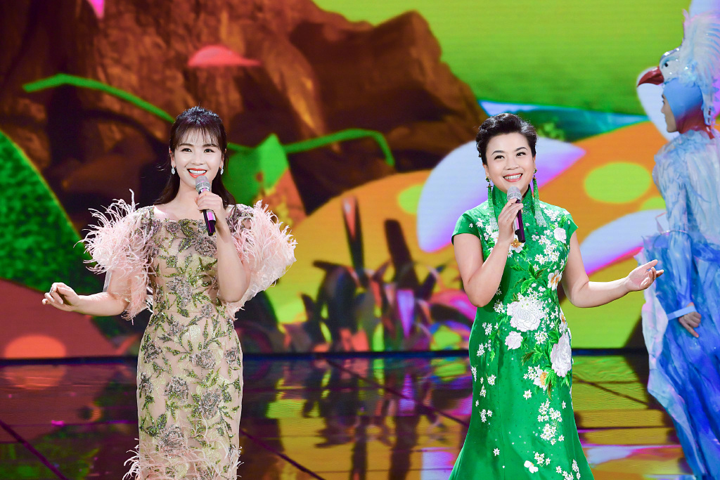 刘涛春晚后晒照,那时的刘涛好青涩,却被张也的旗袍装给惊艳了!