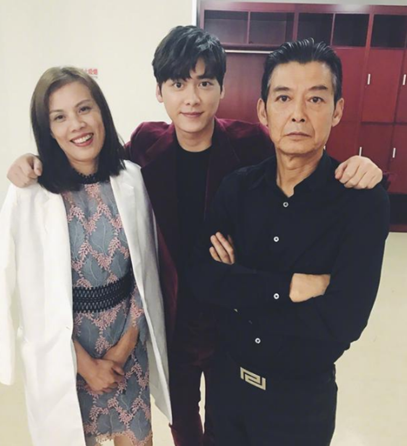 李易峰晒一家三口旧照,自称:"惊为天人"的颜值,化身爸妈cp粉