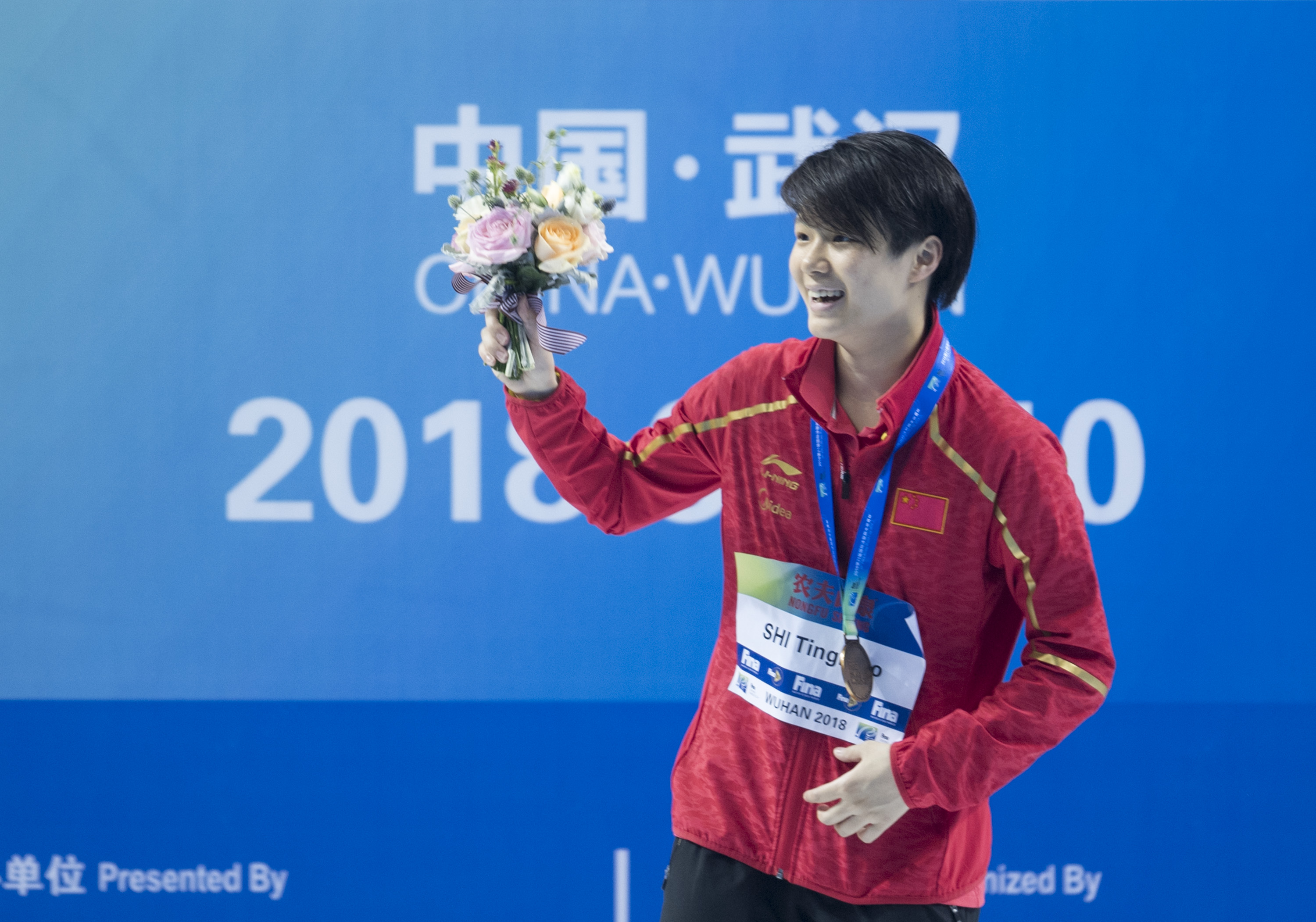 跳水——世界杯:施廷懋女子三米跳板夺冠