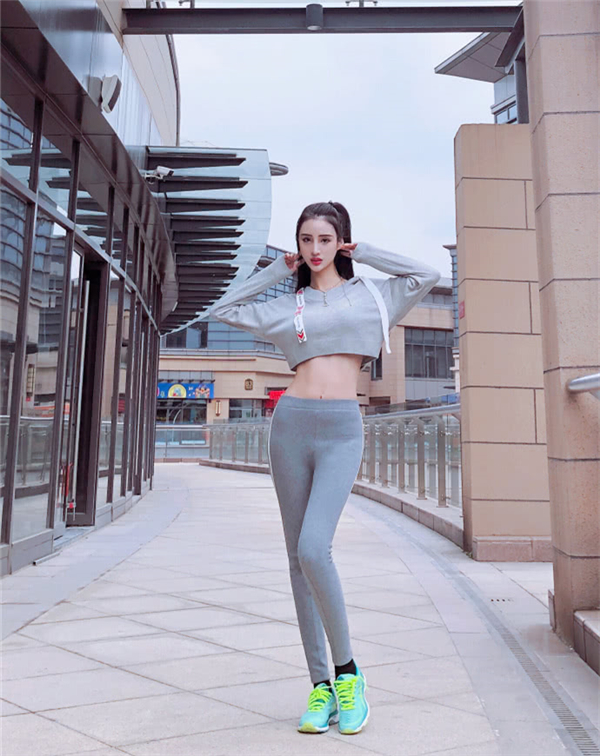 紧身裤的长腿美女,非常性感,让人都忍不住多看几眼,一身灰色更显得与