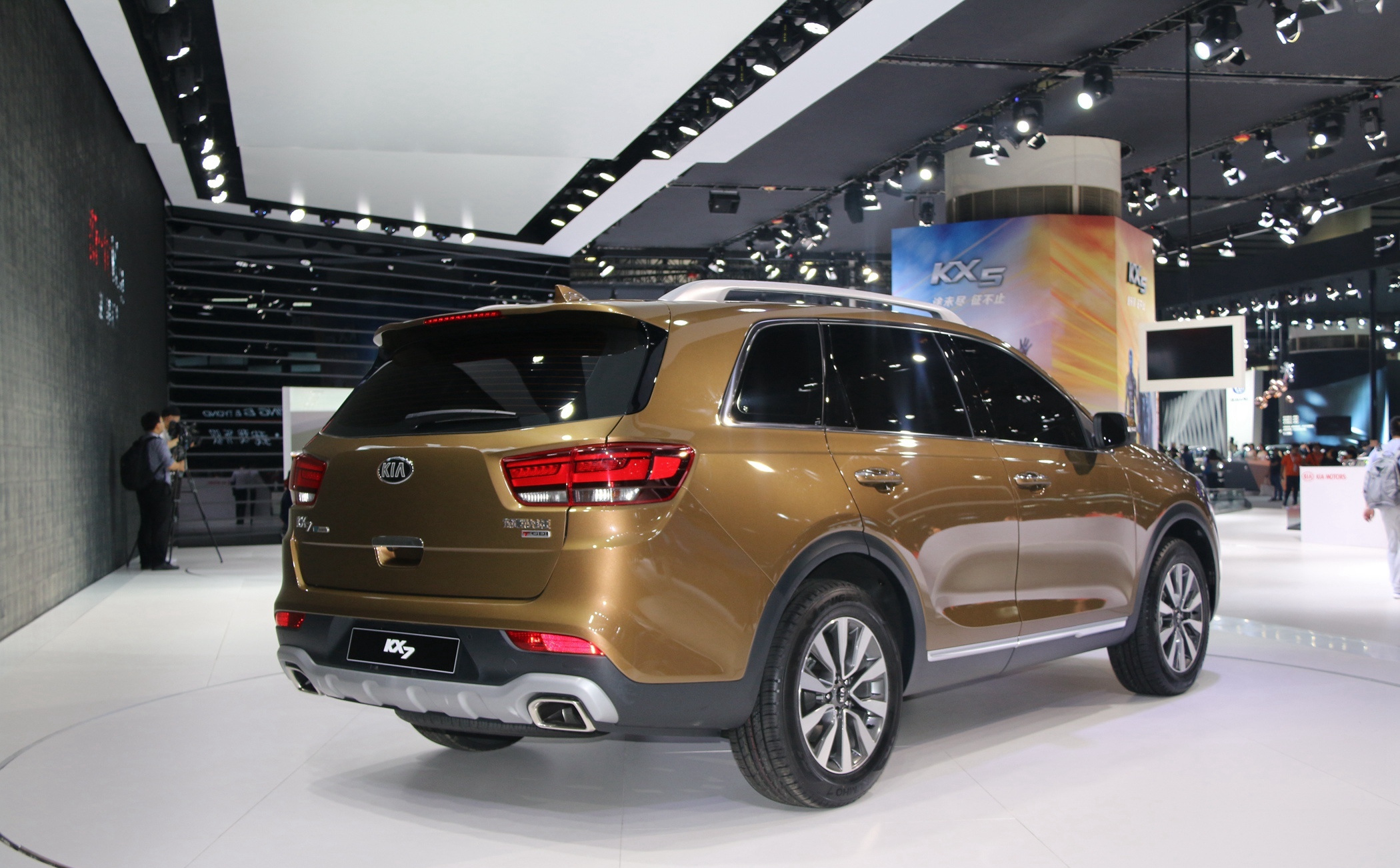 为大家浅读一款起亚kx7,造型优美,一起观赏