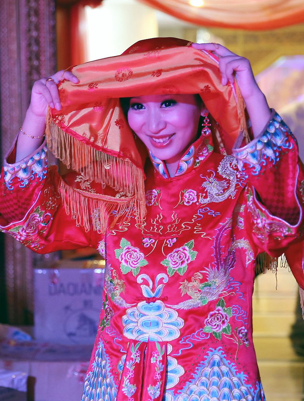 彝族最美新娘果果的婚姻遭遇重大危机,她的丈夫被曝出出轨,与第三者有