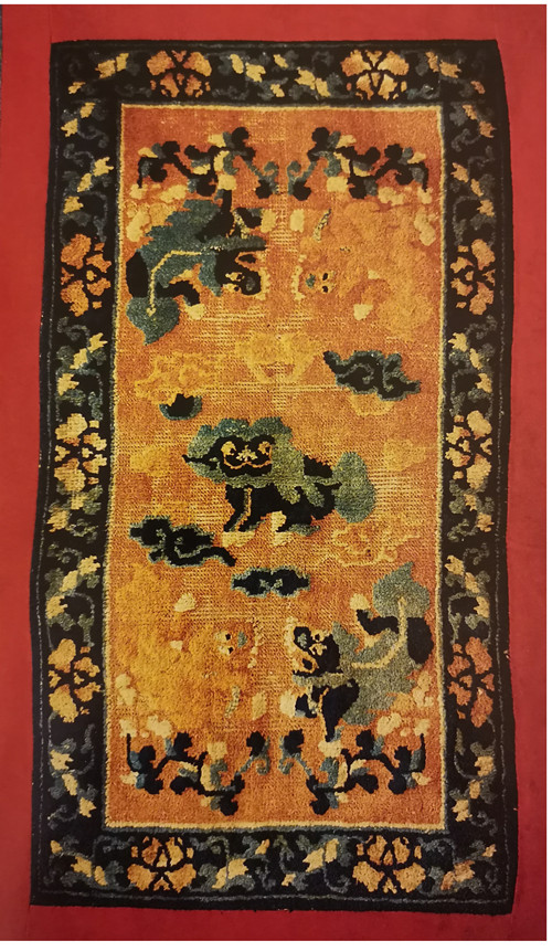 产自十九世纪中期的宁夏地毯,以黄色为底色,中间是狮子狗,配以如意花