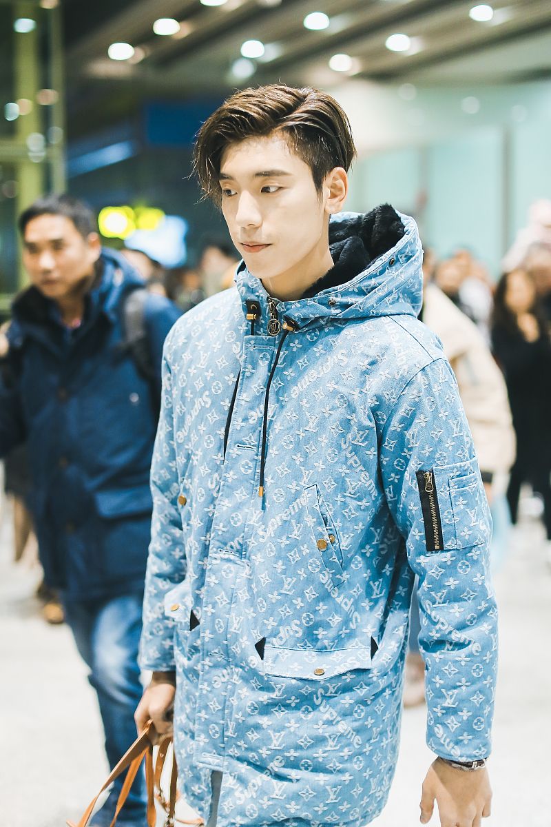 王子异着清新贵气穿搭现身机场,精致脸庞尽显男神气息