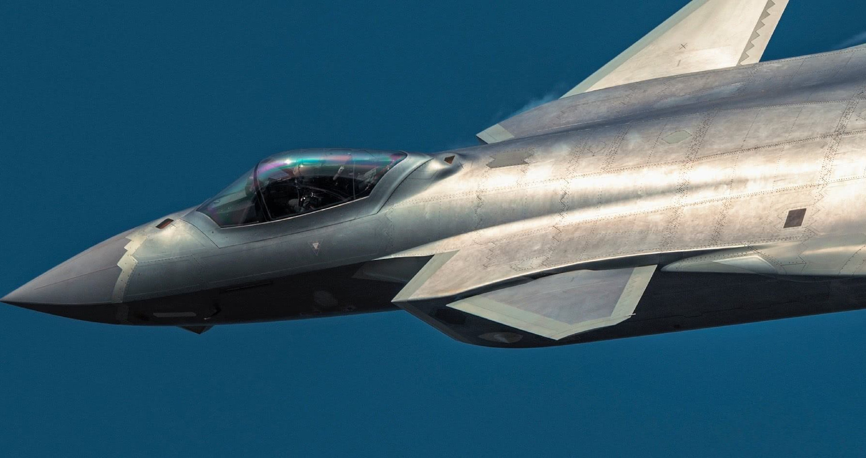 歼-20内置弹仓,4枚霹雳-15远程空空导弹和2枚霹雳-10e近距格斗弹,如果