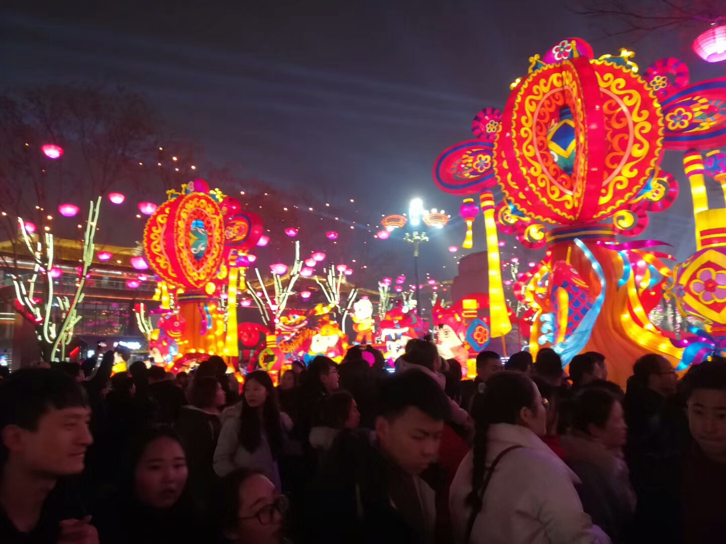 西安正月十五元宵节的灯会,灯好月圆,人山人海!