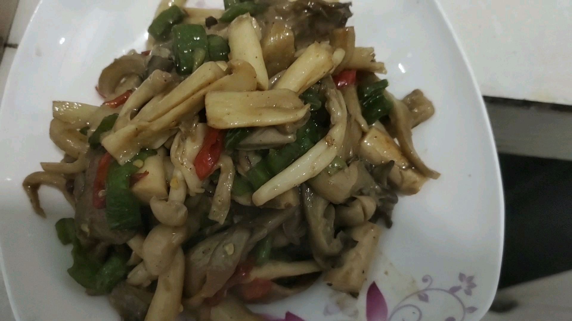 今天给大家分享一道下饭的家常菜,辣椒炒双菇