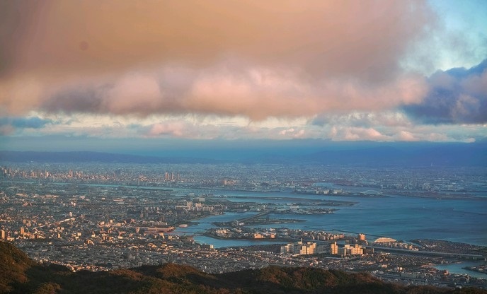 神户市区被六甲山山脉环绕,其中最高的山峰是摩耶山.