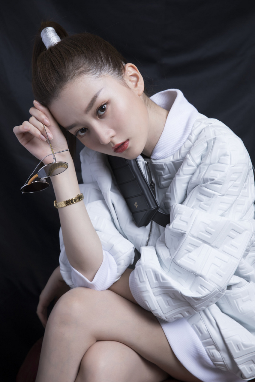 乔欣一改"乖乖女"的画风,高扎大马尾霸气十足,身材是真瘦呀~#万物皆可