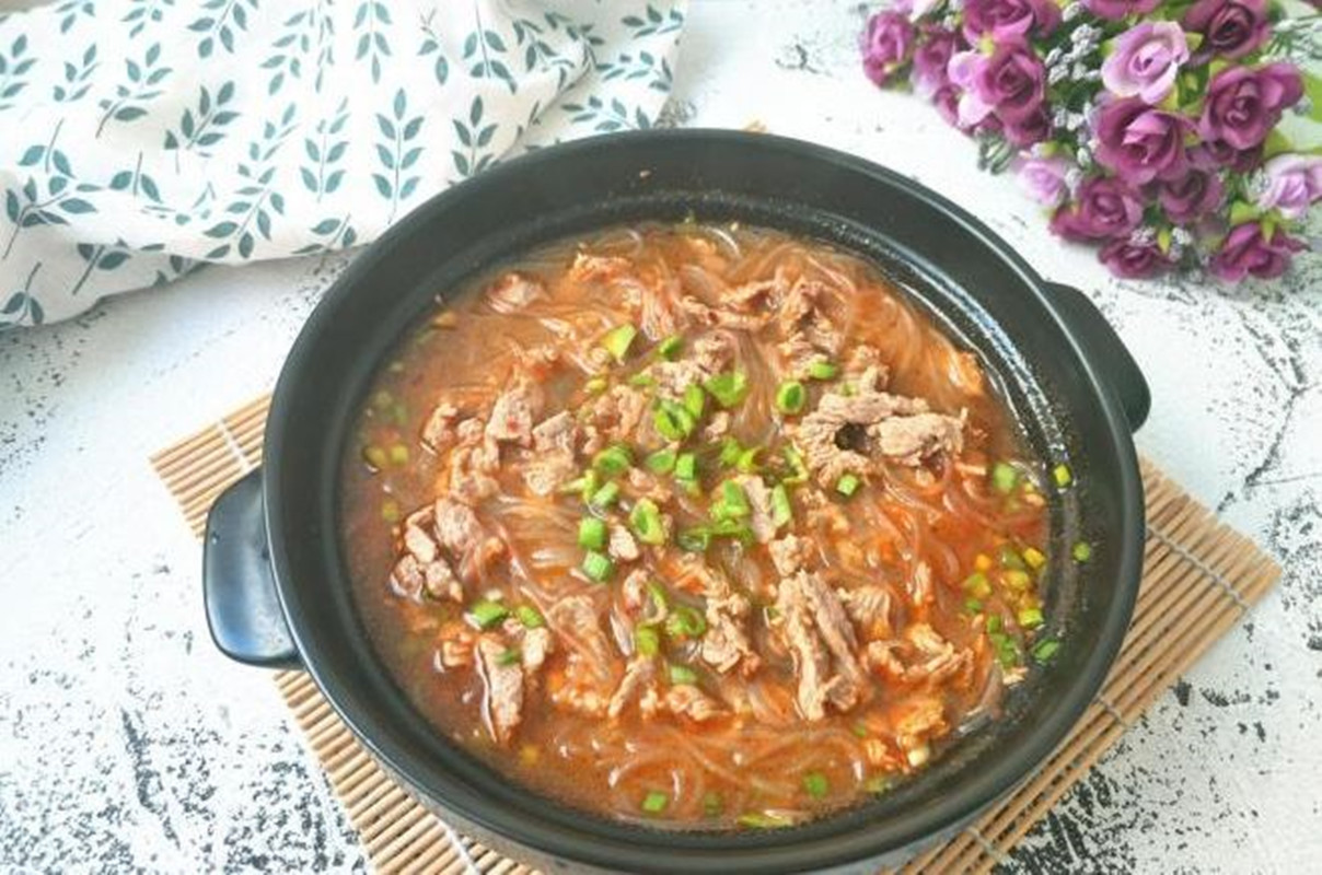 酸辣牛肉汤,吃起来又酸又辣,而且汤汁鲜美,非常好吃