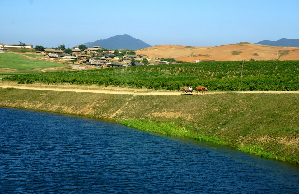实拍朝鲜的农村和河流,仿佛回到了七十年代!