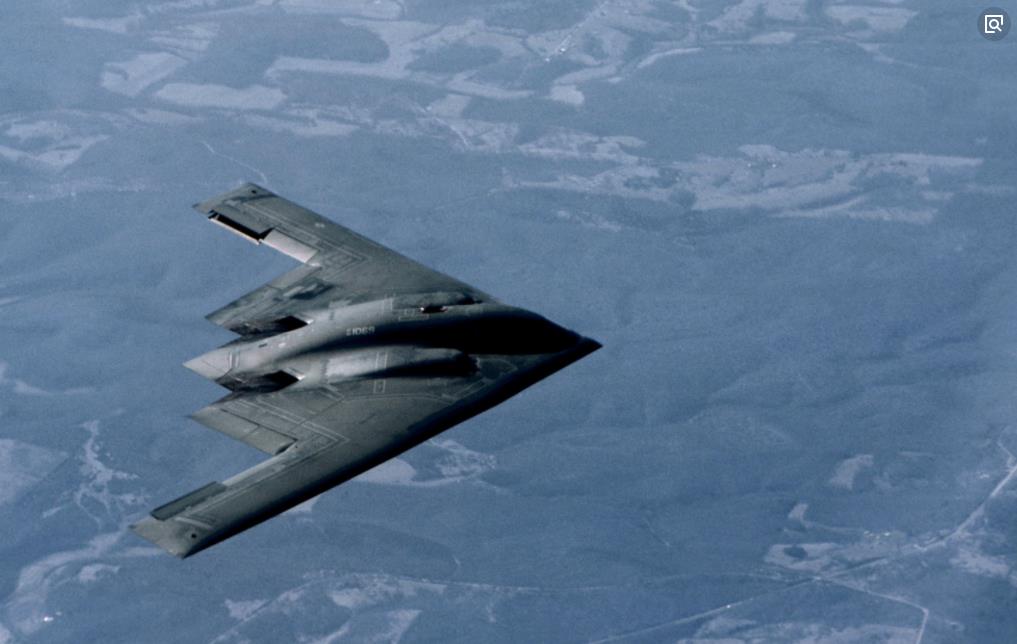 什么情况?美军b2隐形轰炸机深夜迫降,俄专家:对手出现了