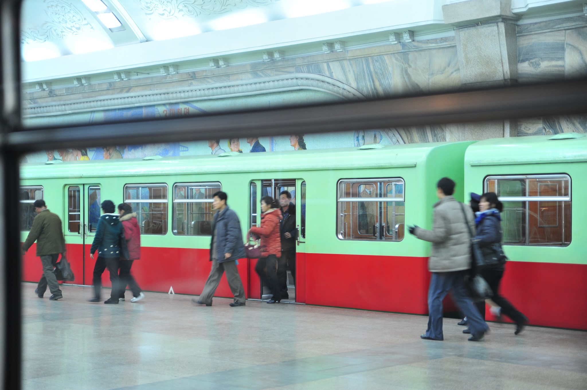 图为朝鲜平壤的地铁,地铁在平壤属于比较大众的交通工具.