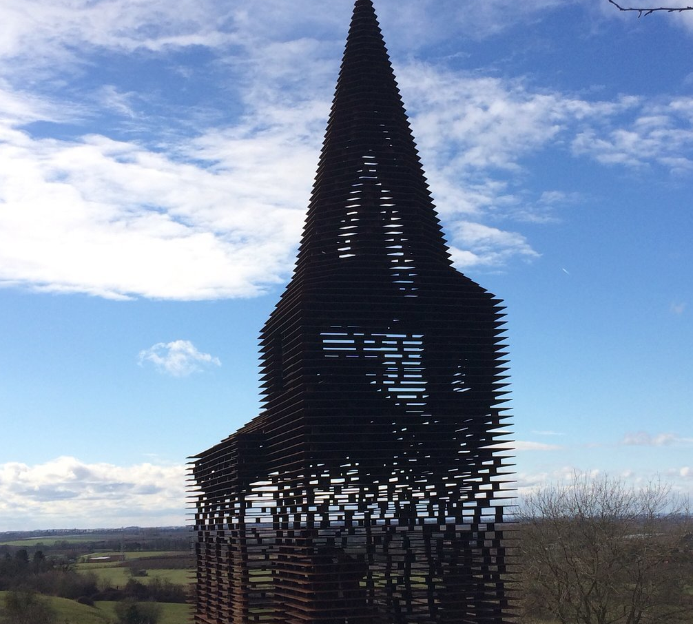 这个教堂也被称为"透明教堂",利用大量钢板堆叠而成,远远看去像是浮动