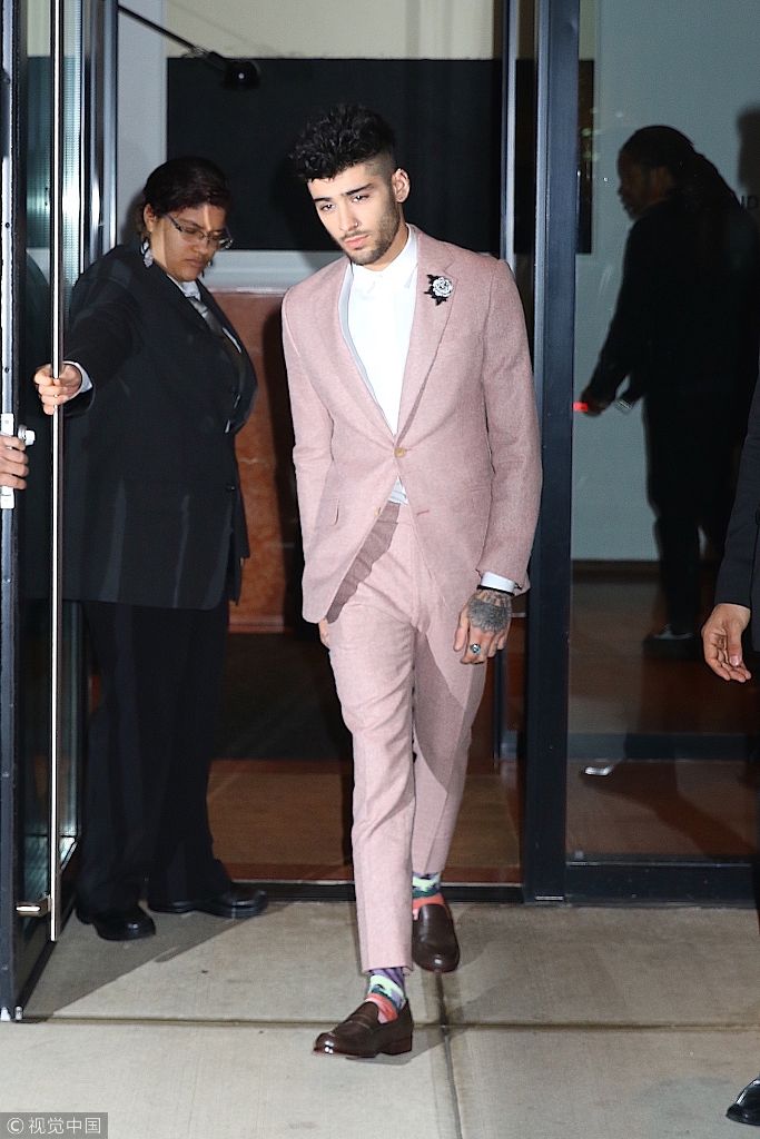 泽恩·马利克西装笔挺离开女友吉吉家 获众人护驾面无表情耍酷