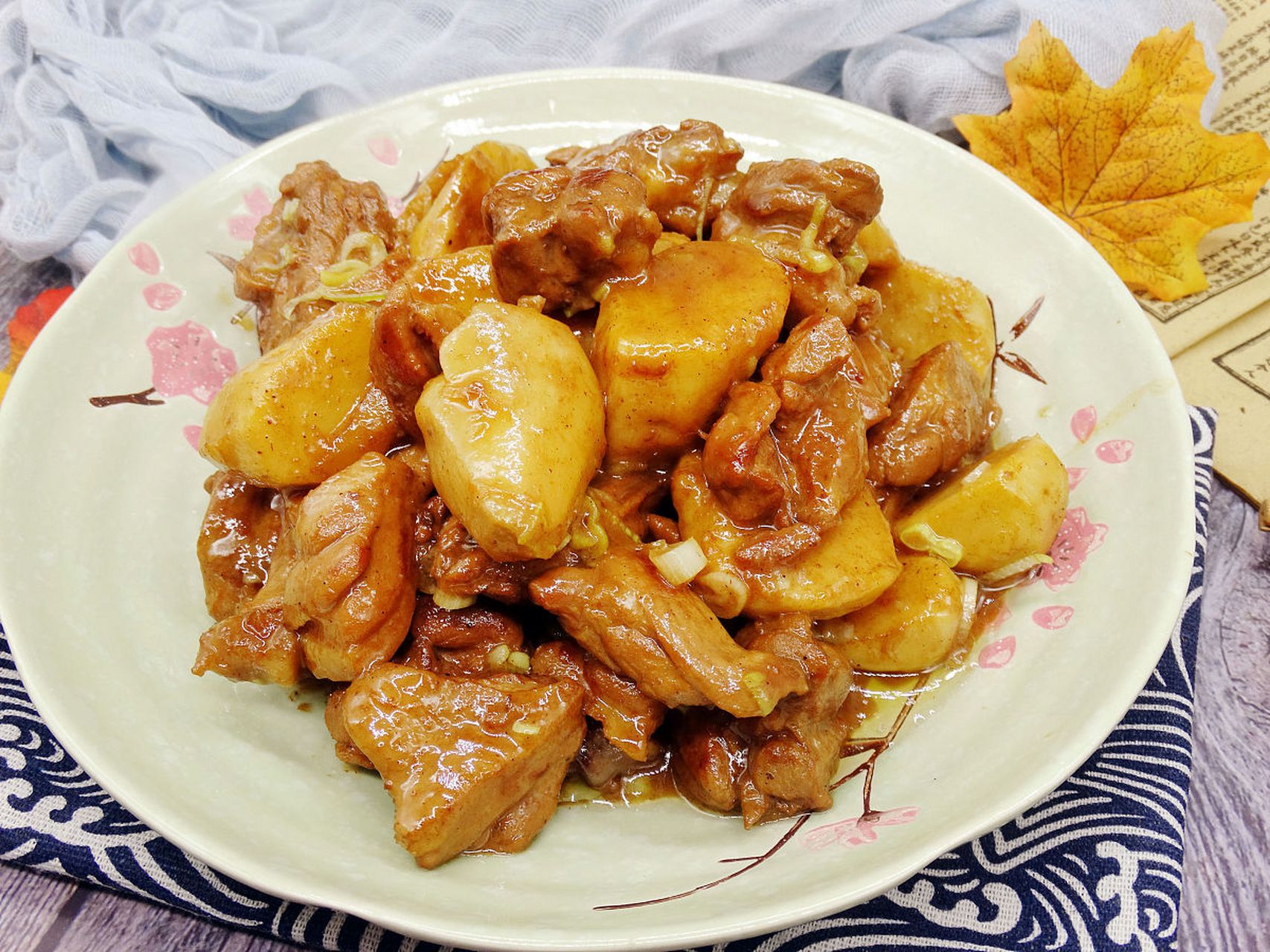 咖喱土豆烧鸭所需食材:白条鸭,土豆,圆葱,咖喱,啤酒一罐1.