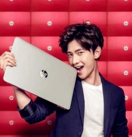 杨洋拍照的必杀技是"咬东西",除了手机,电脑,围巾,还有这个