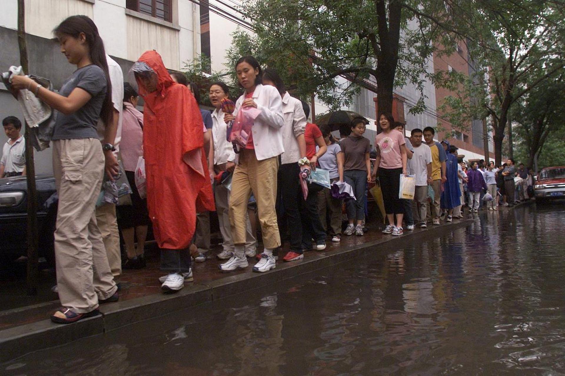 学校不到点不给淋雨学生开门,背后这原因很可怕!